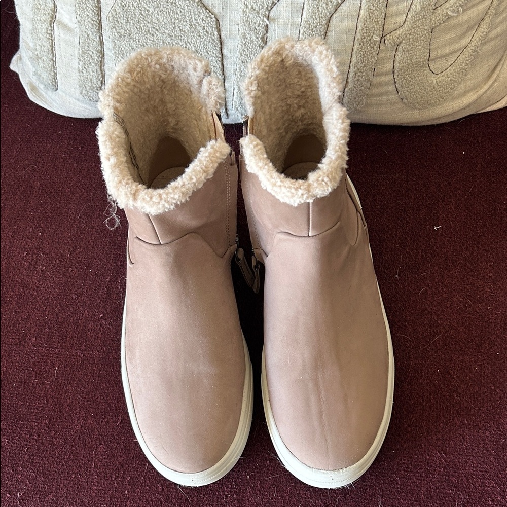 Clarks Women's Tan Ankle Boots with Faux Fur